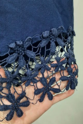 Blusa azul con encaje floral