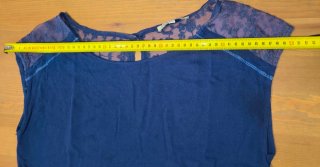 Blusa azul con encaje floral