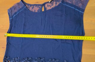 Blusa azul con encaje floral