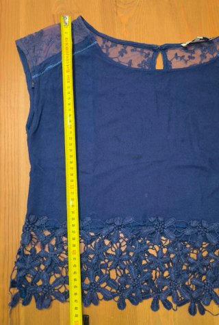 Blusa azul con encaje floral