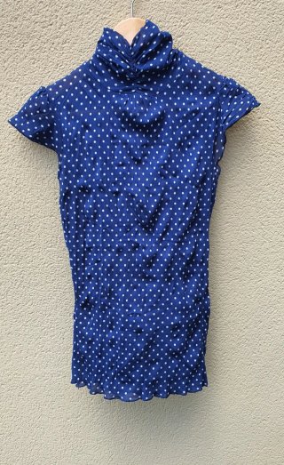 Blusa semitransparente azul marino de lunares