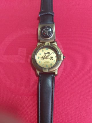 Reloj de cuarzo con brújula. Funcionando.