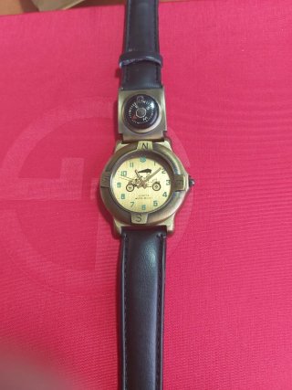 Reloj de cuarzo con brújula. Funcionando.