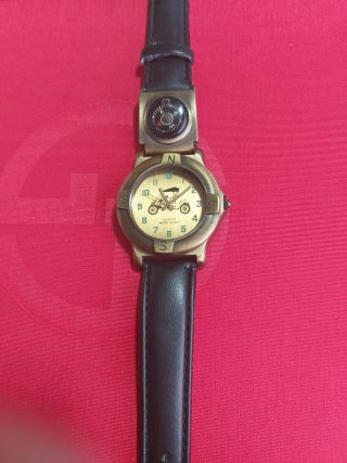 Reloj de cuarzo con brújula. Funcionando.