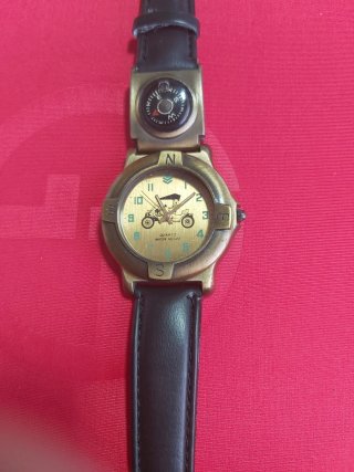 Reloj de cuarzo con brújula. Funcionando.