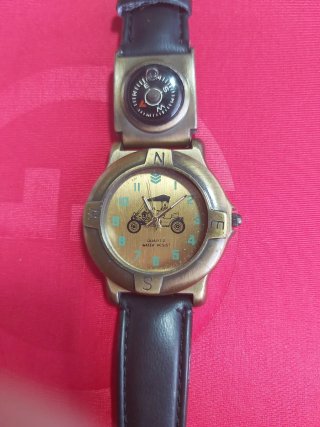 Reloj de cuarzo con brújula. Funcionando.