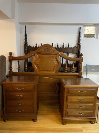 Cama de madera 135cm y 2 mesitas