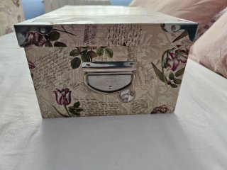 Caja de almacenaje de cartón duro con flores 34x23