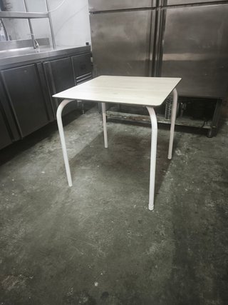 Mesa cuadrada  estilo madera