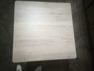 Mesa cuadrada  estilo madera