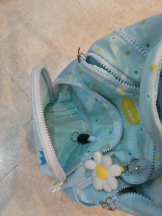 Mochila escolar con ruedas y diseño de margaritas