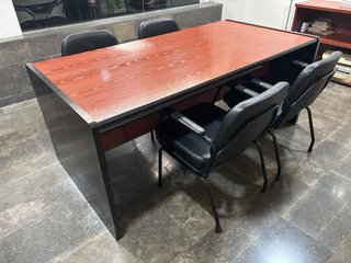 Mesa de juntas con 4 sillas