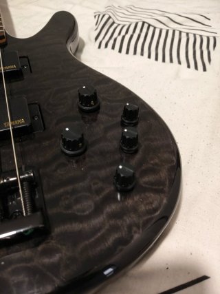 Bajo Yamaha TRB 1005J 5 cuerdas