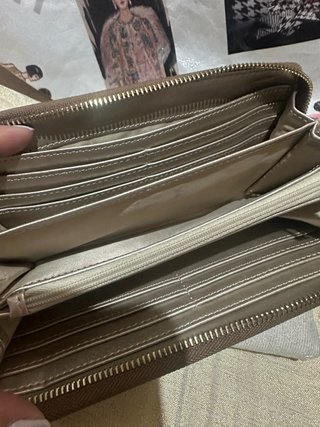 Cartera Guess Monogram Marrón y Beige