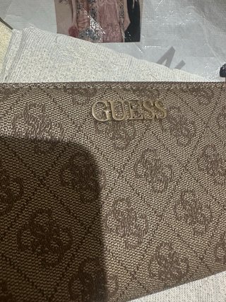 Cartera Guess Monogram Marrón y Beige
