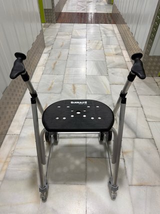 Andador para mayores con asiento