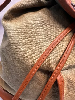 Mochila marrón con parches