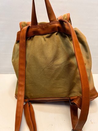 Mochila marrón con parches