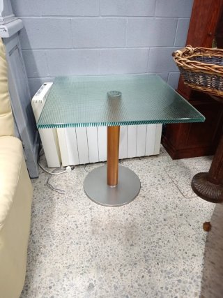 Mesa auxiliar cristal y madera