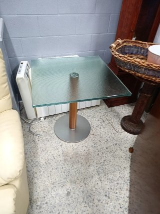 Mesa auxiliar cristal y madera