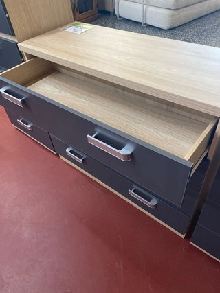 Cómoda de madera y metal