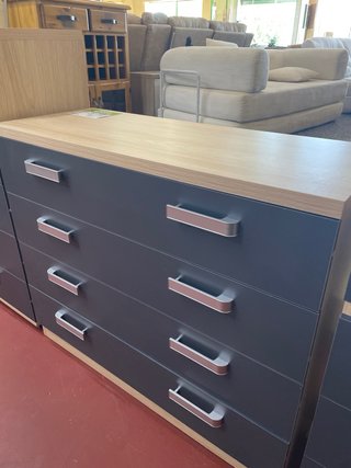 Cómoda de madera y metal