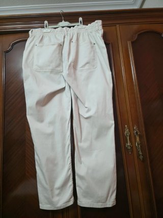 Pantalón vaquero beige. Da talla  equivalente a XX