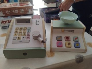 Caja registradora y báscula de madera infantil