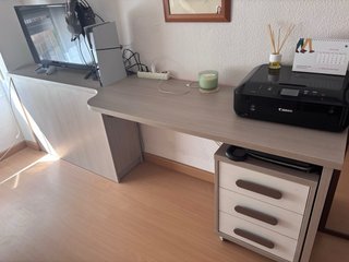 Habitación juvenil con cama y cajones