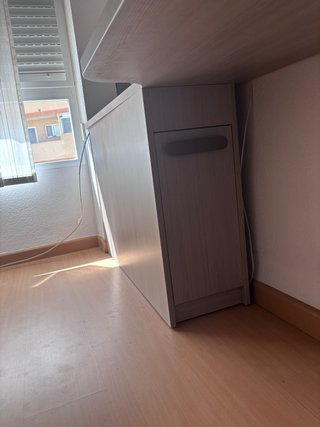 Habitación juvenil con cama y cajones