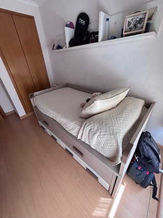 Habitación juvenil con cama y cajones