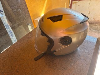 Casco de moto plateado con visera