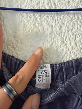 Mono azul grisáceo con botones