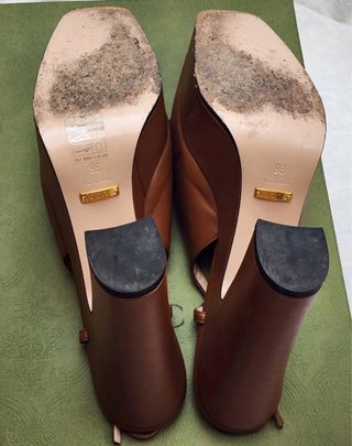 Stivali marroni Gucci con fibbia dorata