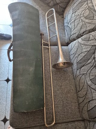 Trombón de varas con estuche marca Couesnon