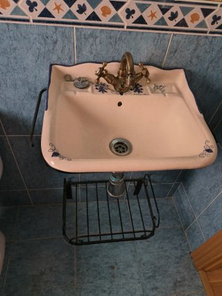 Lavabo de cerámica con grifo vintage