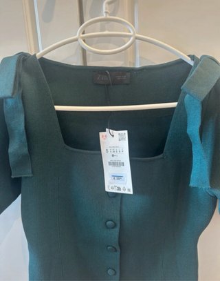Top verde con botones y lazos