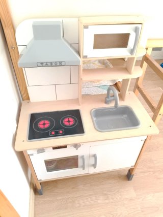 Cocinita de madera tipo ikea con menaje