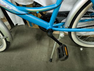 Bicicleta azul con portabultos y guardabarros.