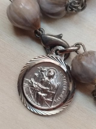Rosario y pulsera y placa religiosa