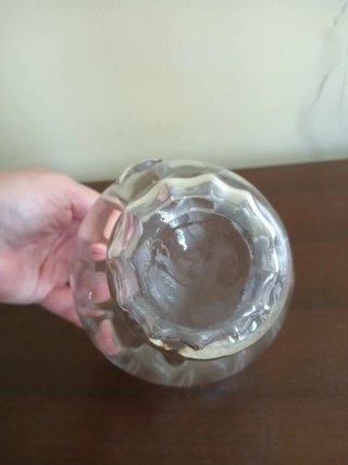 Vaso in vetro con decoro floreale in metallo