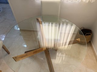 Mesa redonda cristal y madera y sillas