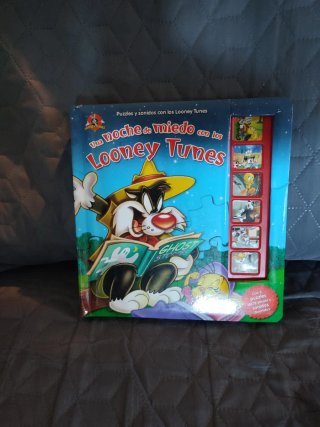 Libros de cuentos, puzle y música