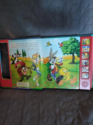 Libros de cuentos, puzle y música