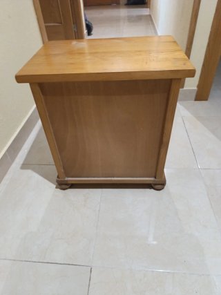 Mesita de noche de madera