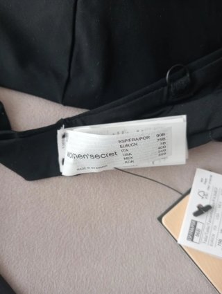 Sujetador bikini negro con anillas. Talla 90B.