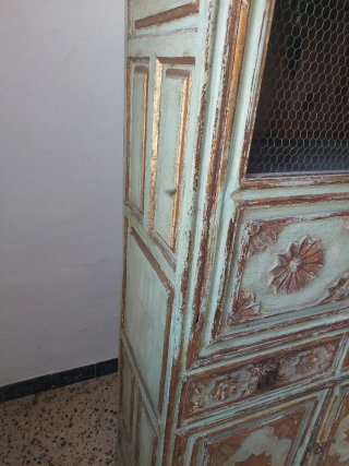Mueble antiguo dorado y verde azulado