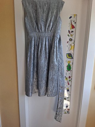 Vestido de fiesta plateado con reflejos rosa palo,