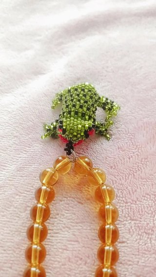 Collar de ranita chaquira y cuentas amarillas