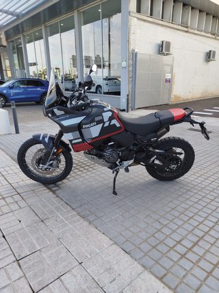 Ducati Desert X Negra/Roja